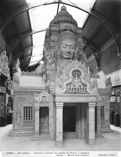 Torre reconstruida, Templo de Bayon en Angkor Thom, c.1912 de French Photographer